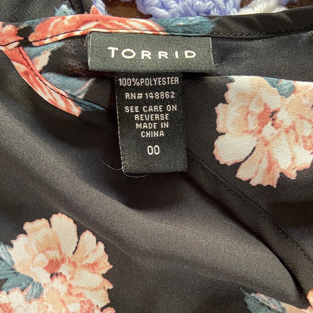Torrid Semi Sheer Floral Black Top Blouse Shirt Size 00 Draped Back Cutout - Picture 10 of 10